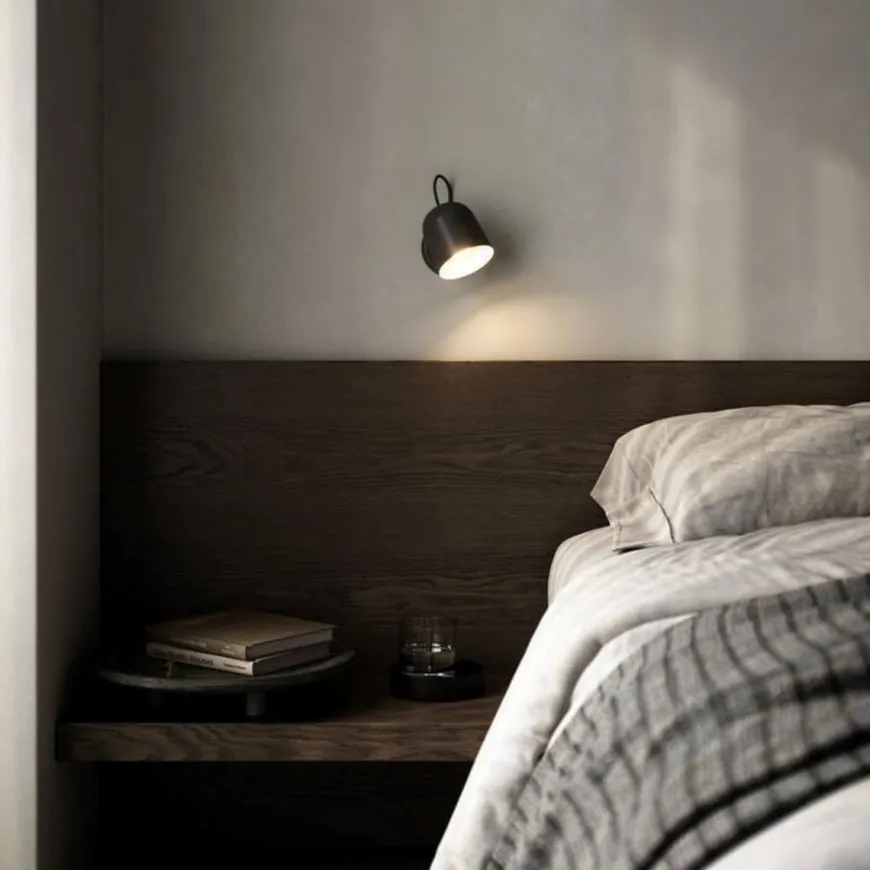Angle vegglampe med USB - Svart