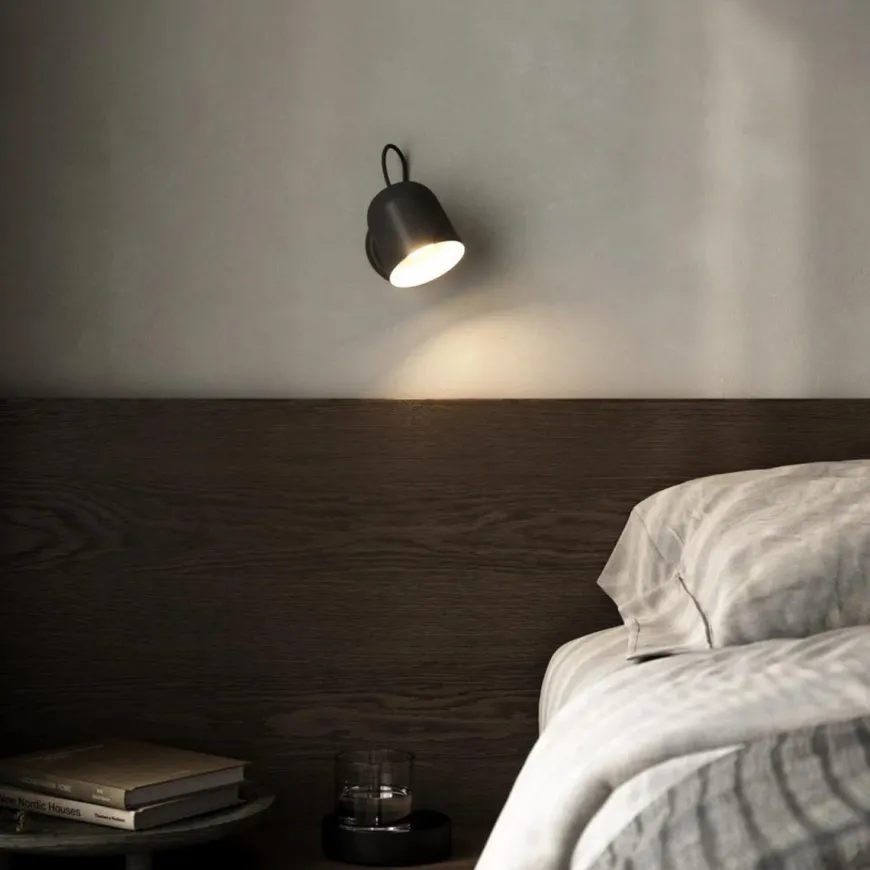 Angle vegglampe med USB - Svart