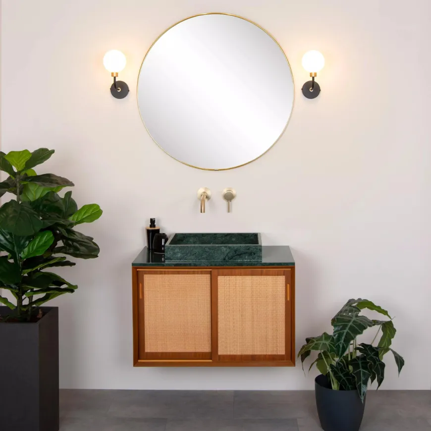Berend vegglampe IP44 - Svart/Opal
