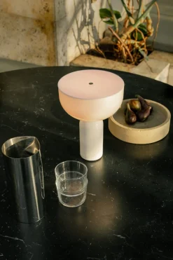 Kizu Portable bordlampe - Hvit marmor