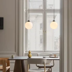 Nuura Apiales 1 taklampe - Satin svart/ opal