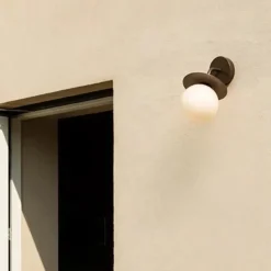 Nuura Liila utendørslampe - bronse/opal