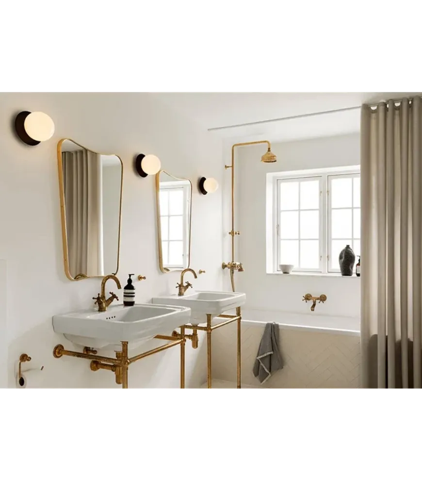 Nuura Liila 1 vegglampe/taklampe - medium - svart / opal glass