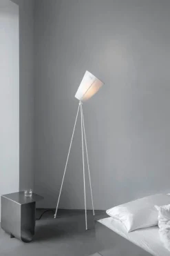 Oslo Wood gulvlampe hvit med skjerm