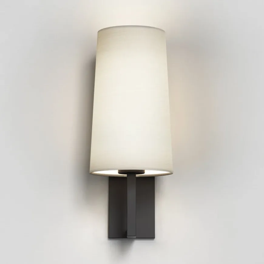 Riva 350 vegglampe IP44 med skjerm