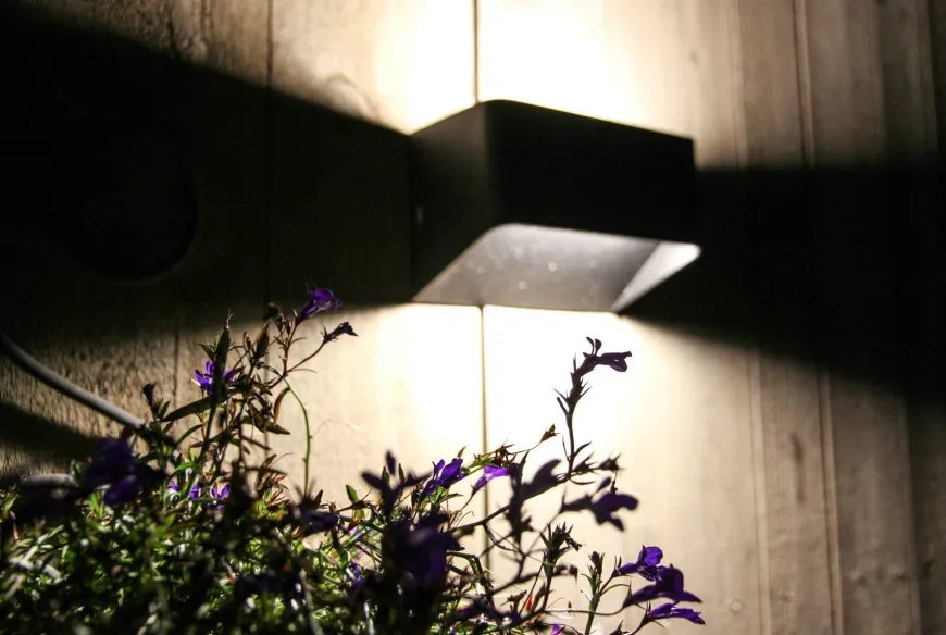 Søgne vegglampe opp/ned utendørs IP54 10W 3000K - Svart