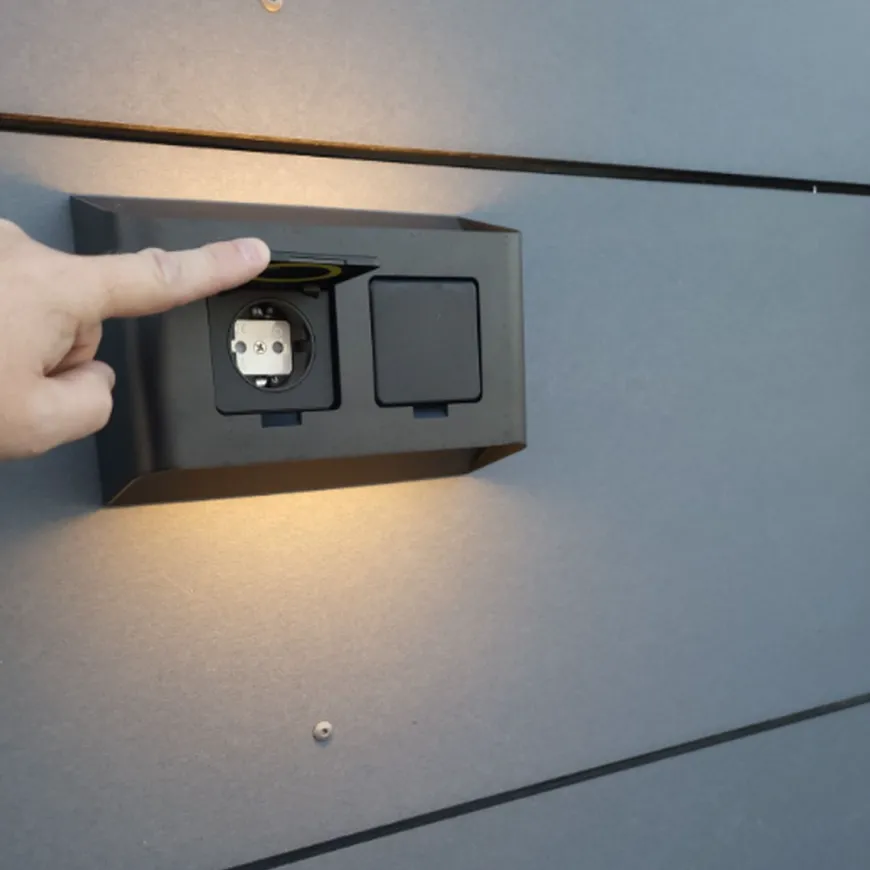 Søgne vegglampe utendørs opp/ned lys IP44 10W m/dobbel stikkontakt - Dimbar