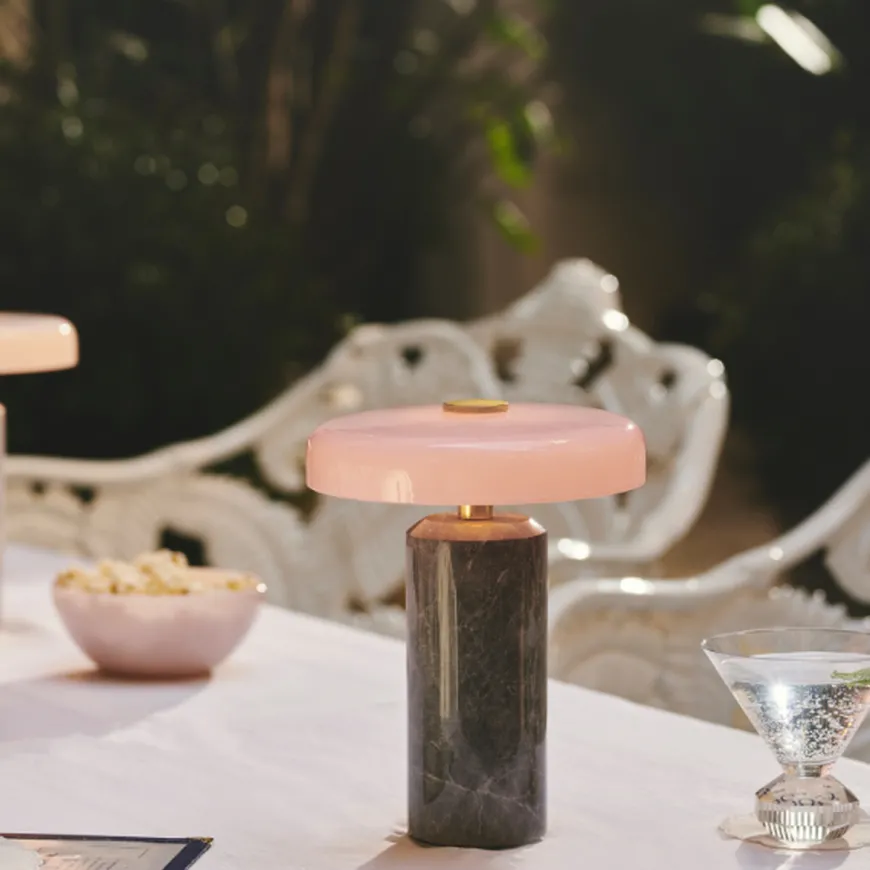 Trip oppladbar bordlampe - Sølv marmor/Rosa blank skjerm